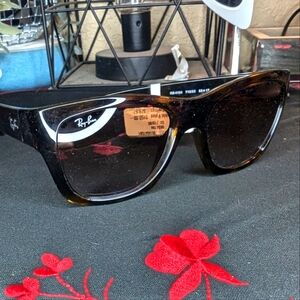 Ray-Bans NWT women's SUNGLASSES